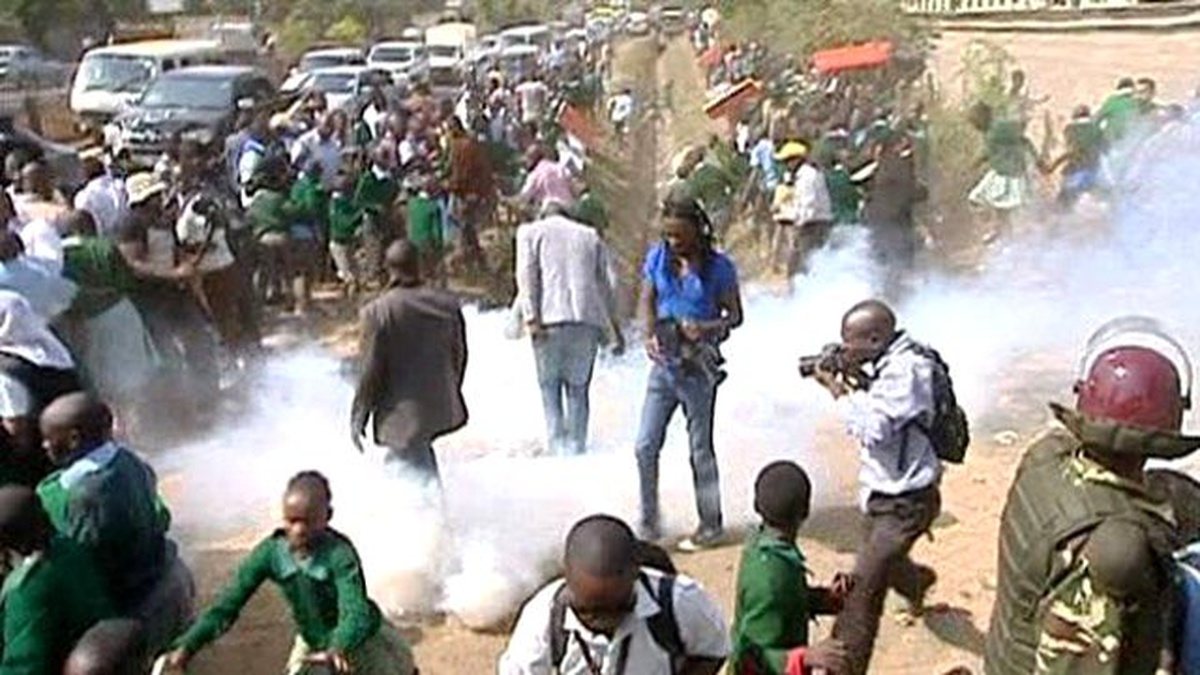 Kenya\'da Öğrencilere Göz Yaşartıcı Gazlı Müdahale