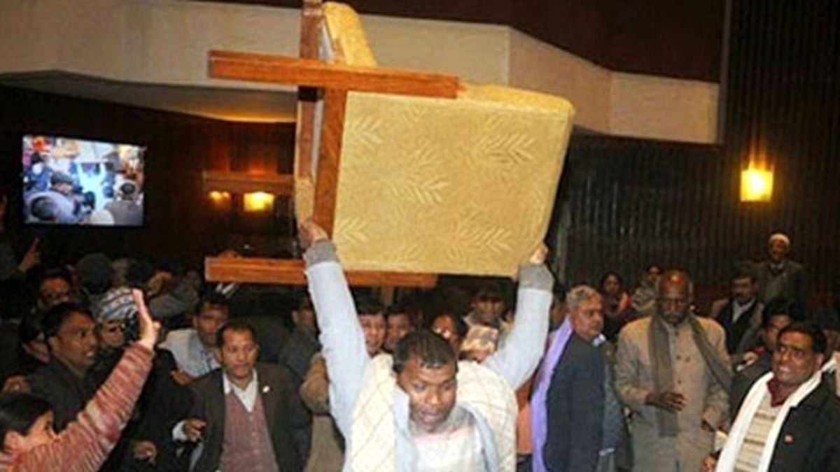 Nepal\'da Vekiller Yeni Anayasa Yüzünden Meclis Yaktı, Yıktı, Geçti