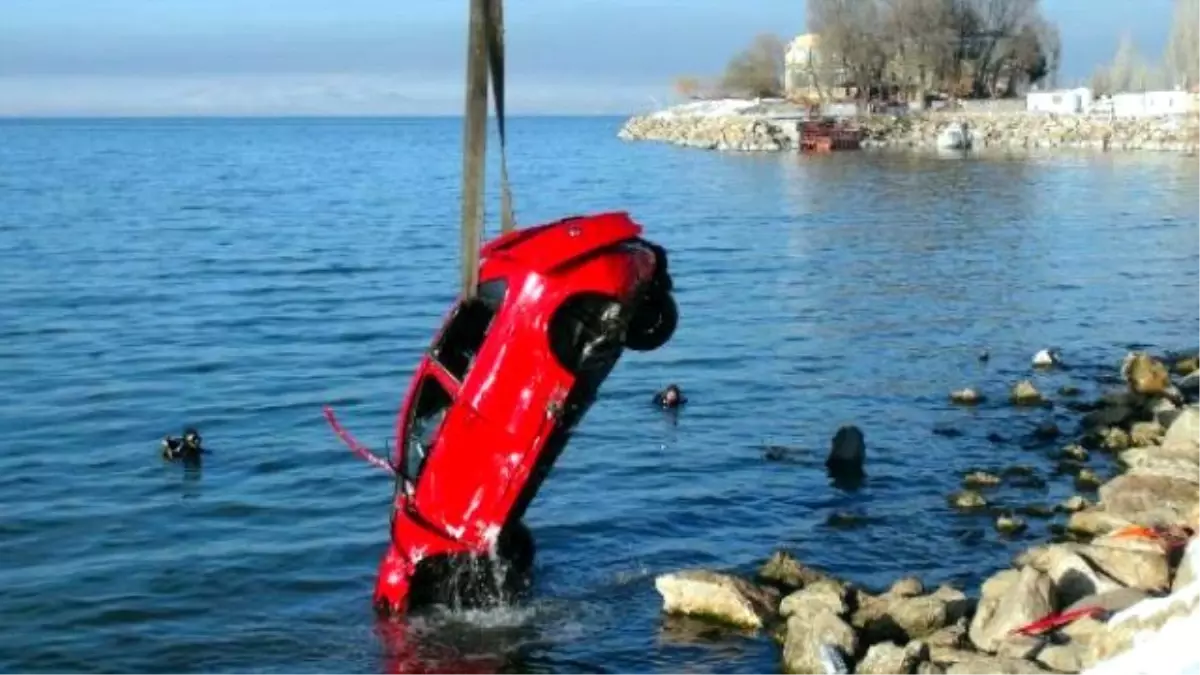 Otomobiliyle Göle Uçan Kadın Sürücüyü Vatandaşlar Kurtardı