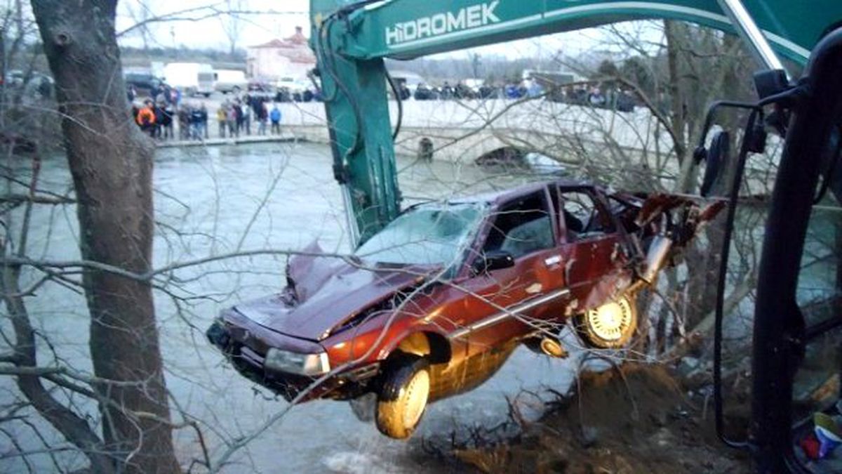 Otomobille Nehre Uçtular