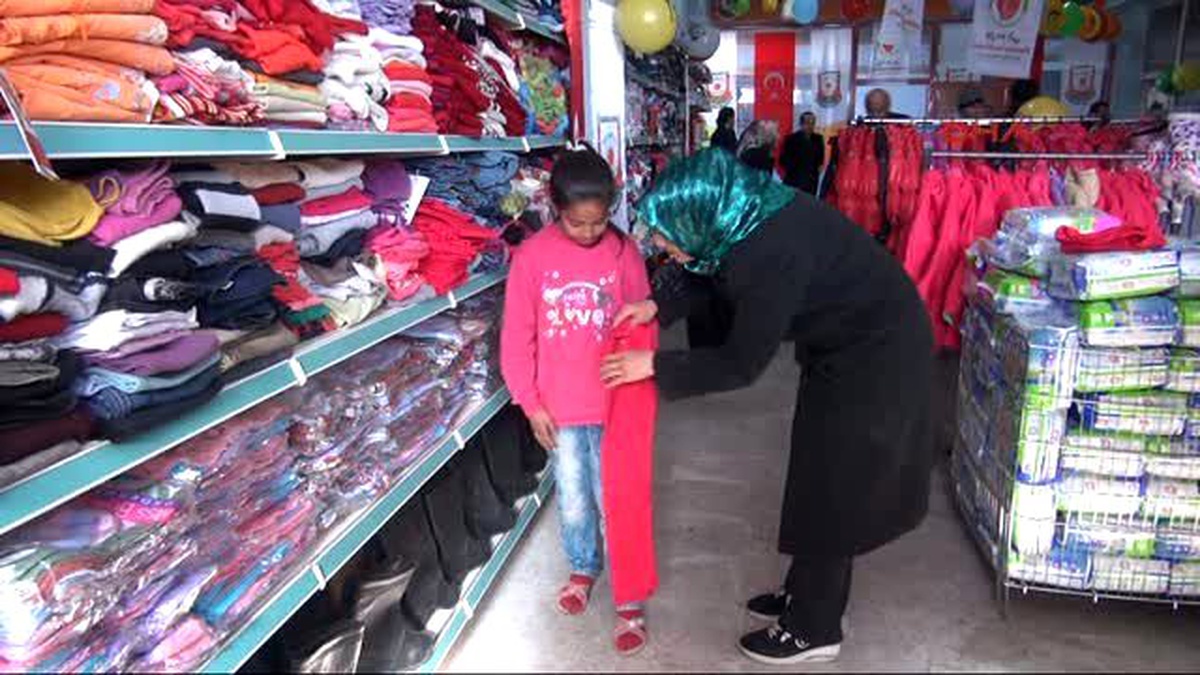Şanlıurfa?da Ücretsiz Giyim Mağazası Açıldı