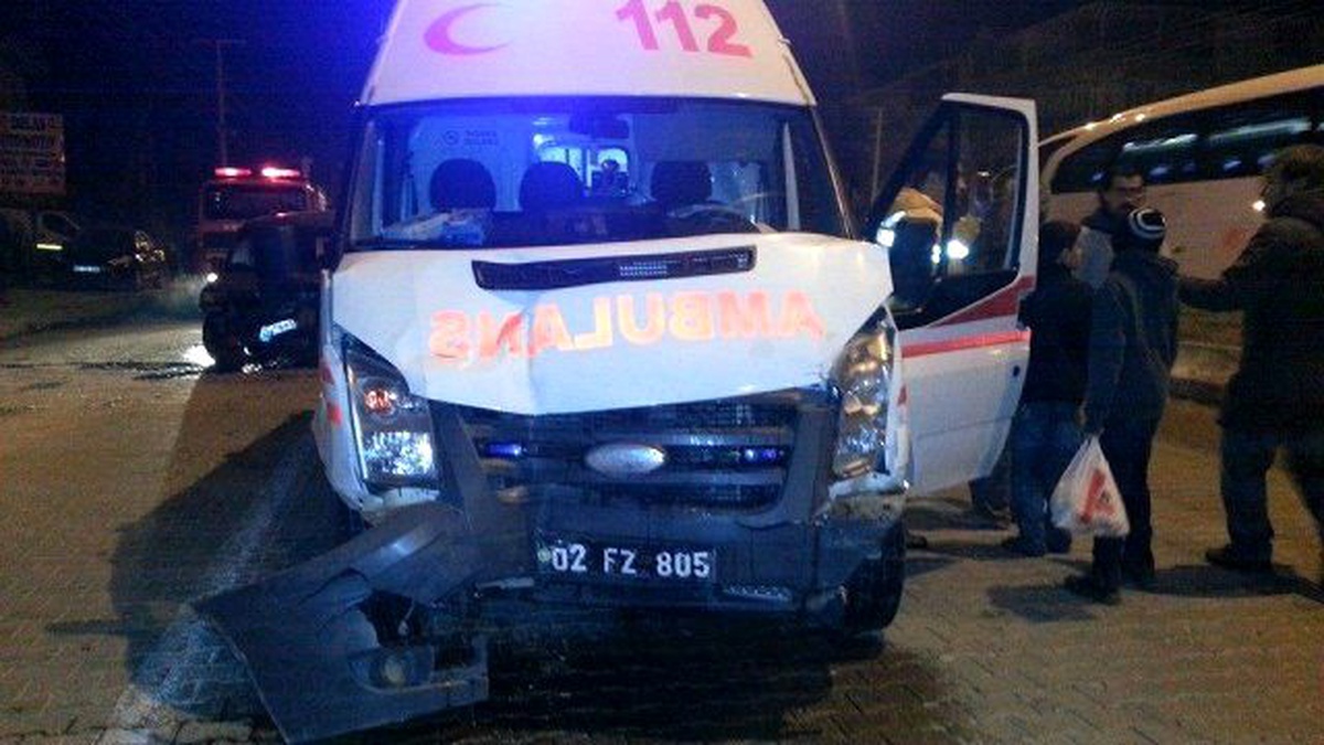 Adıyaman\'da Ambulans ile Otomobil Çarpıştı: 3 Yaralı