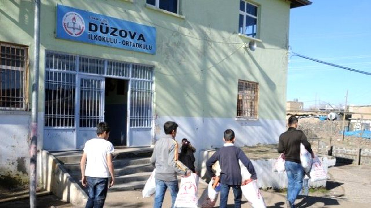 Cizre Spor Kulübünden, Minik Öğrencilere Mont ve Ayakkabı Yardımı