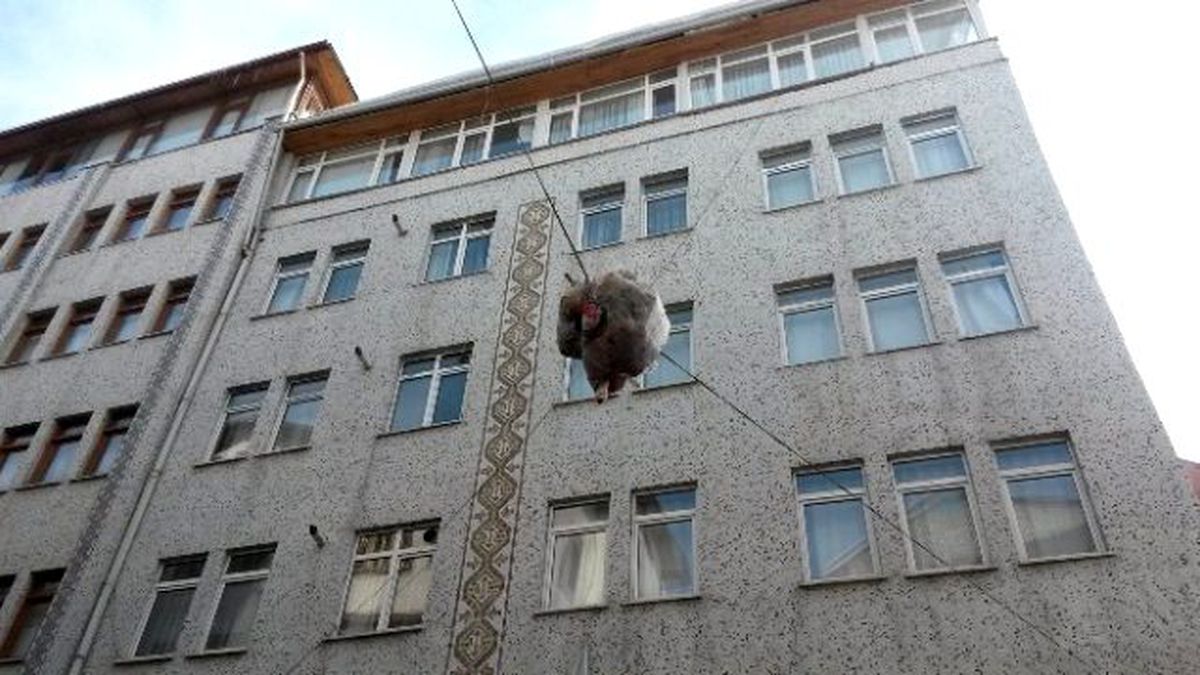 Elektrik Tellerine Asılı Kalan Çöp Poşeti, Esnafı Kızdırdı