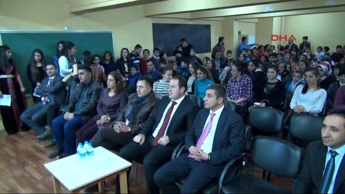 Hakkari\'de Öğrenciler Ses Yarışmasında Hünerlerini Sergiledi