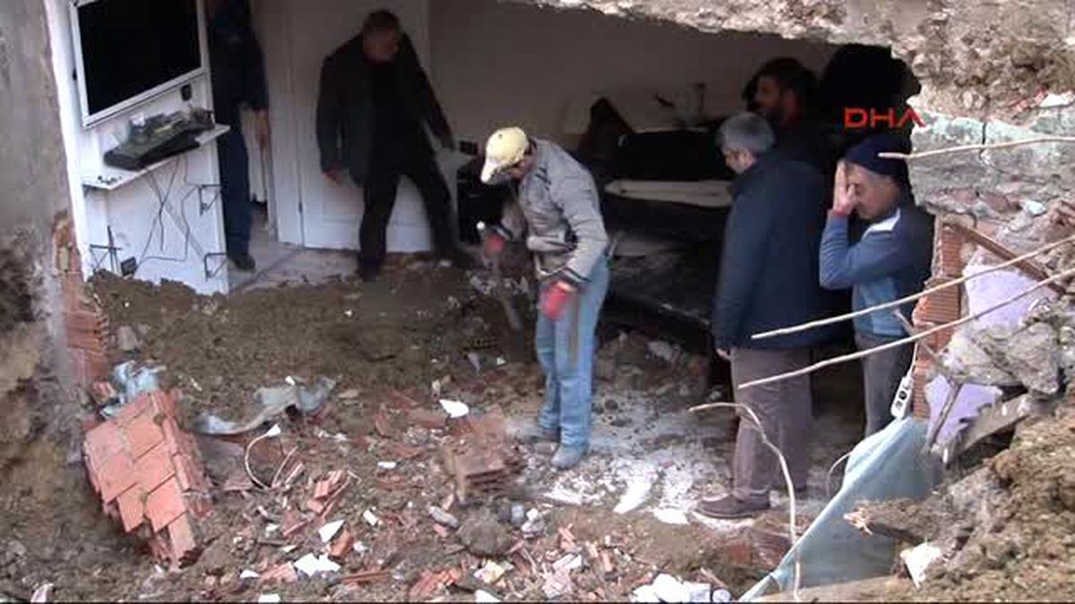 Kepçe, Oturma Odasının Duvarını Yıktı