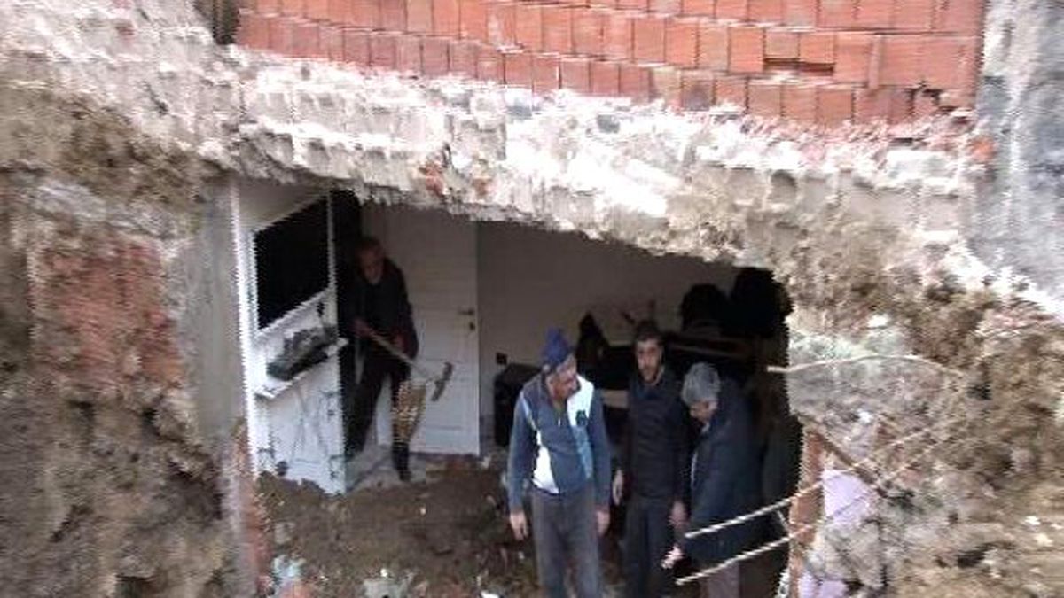 Kepçe, Oturma Odasının Duvarını Yıkıp İçeri Girdi