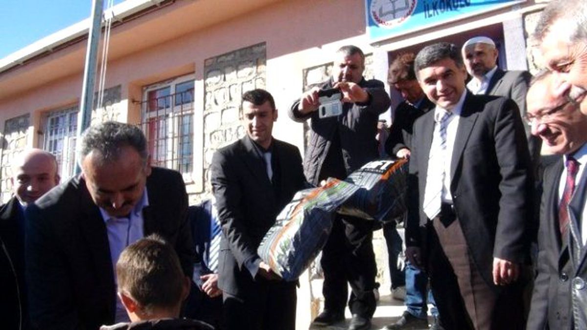Kızıltepe\'deki Öğrencilere Giyim Yardımı