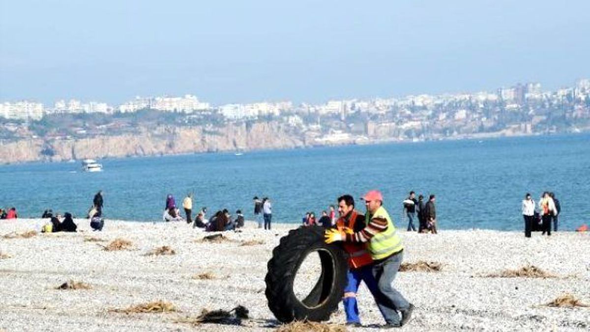 Konyaaltı Sahilinde Temizlik Çalışması