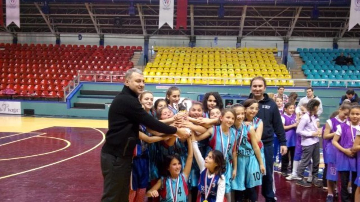 Küçük Kızlar Basketbolda İl Birincisi Söğütlü\'den