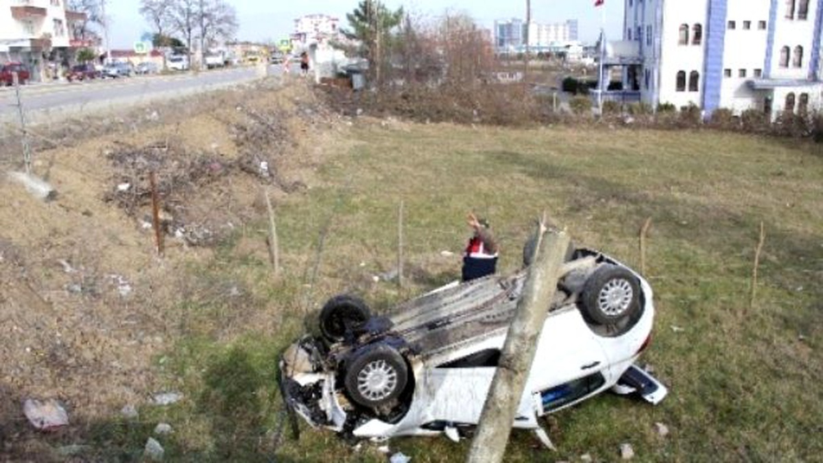 Samsun\'da Liselilerin Otomobille Gezintisi Hastanede Bitti: 2 Yaralı