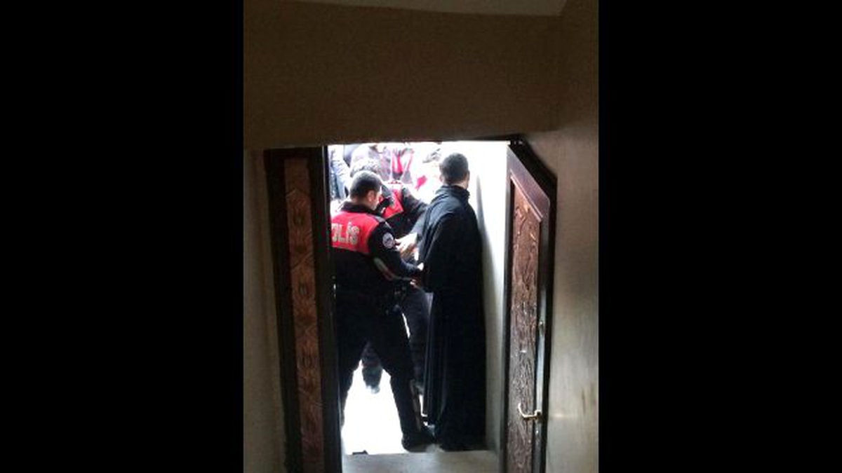 Mardin\'de Çarşaflı 2 Erkekten 1\'i Yakalandı