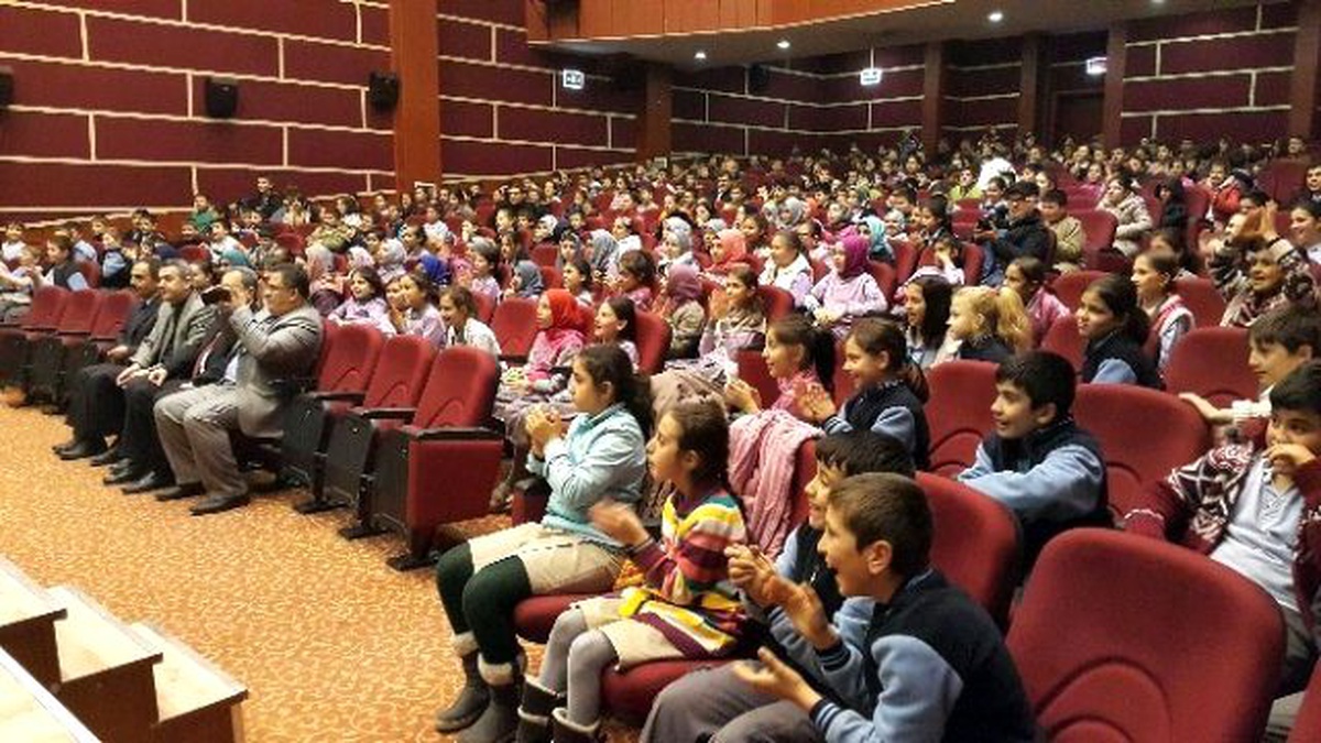 Medeniyet Okulu Tiyatrosu\'na Büyük İlgi