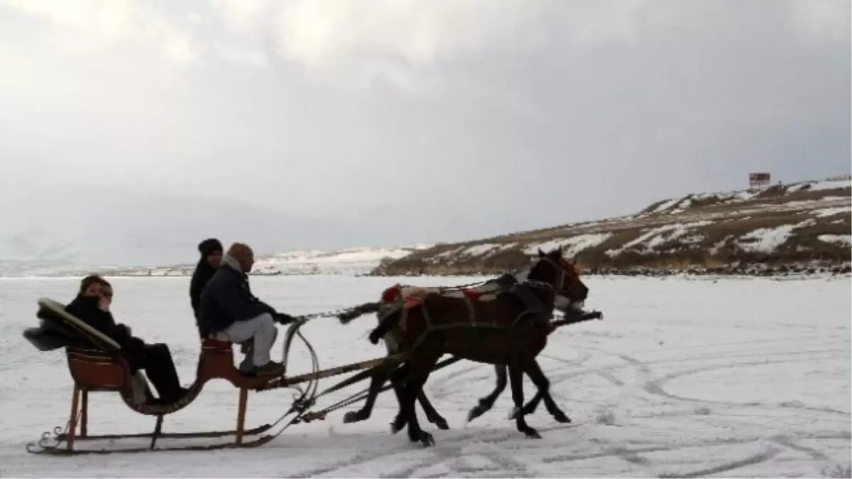 Atlı Kızakçılar Ekmeğini Buzdan Kazanıyor