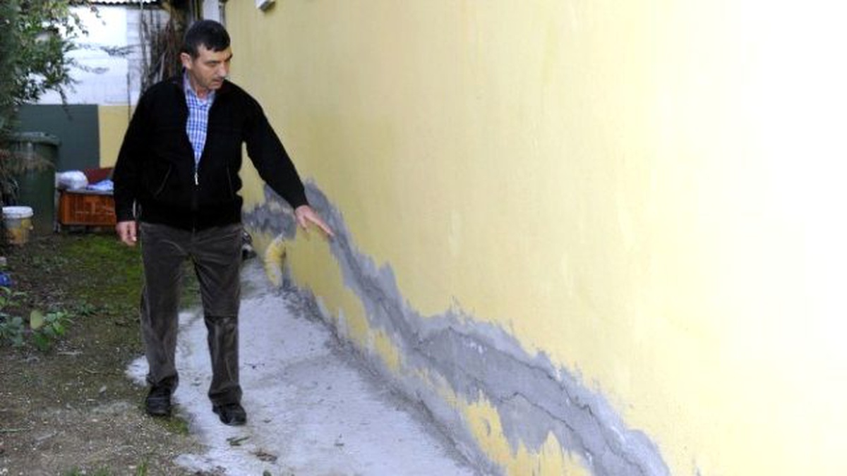 Toprak Kayması Evlerin Duvarını Çatlattı