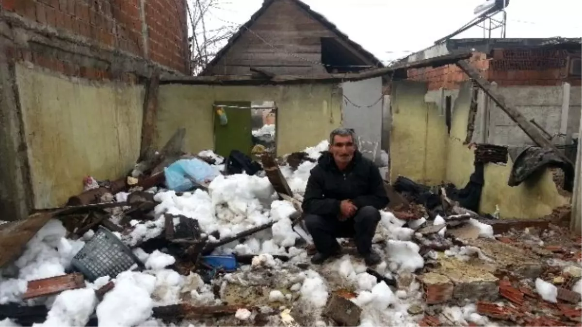 Yoğun Kar Yağışı Düzce\'de Bir Kişiyi Evsiz Bıraktı