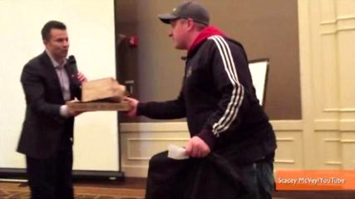 Pizza Delivery Man Surprised With $2,000 Tip - Son Dakika