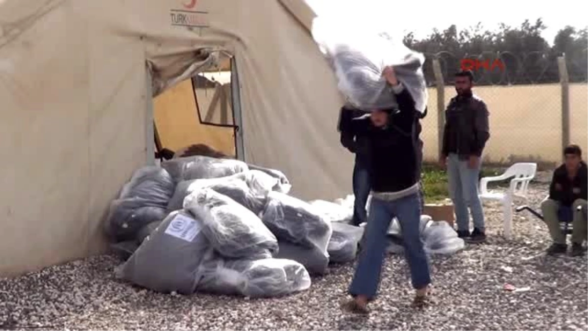 Akçakale Kampındaki Suriyeliler\'e Kaban ve Battaniye Dağıtıldı