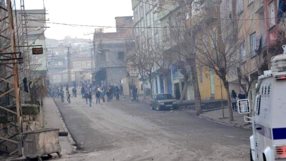 Siirt\'te Göstericiler Gündüz Vakti Yol Kesip Kimlik Kontrolü Yaptı