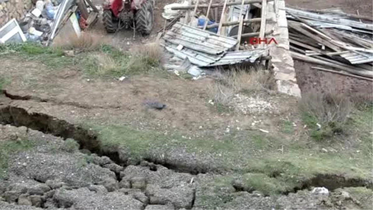 Sivas Suşehri\'nde Korkutan Toprak Kayması