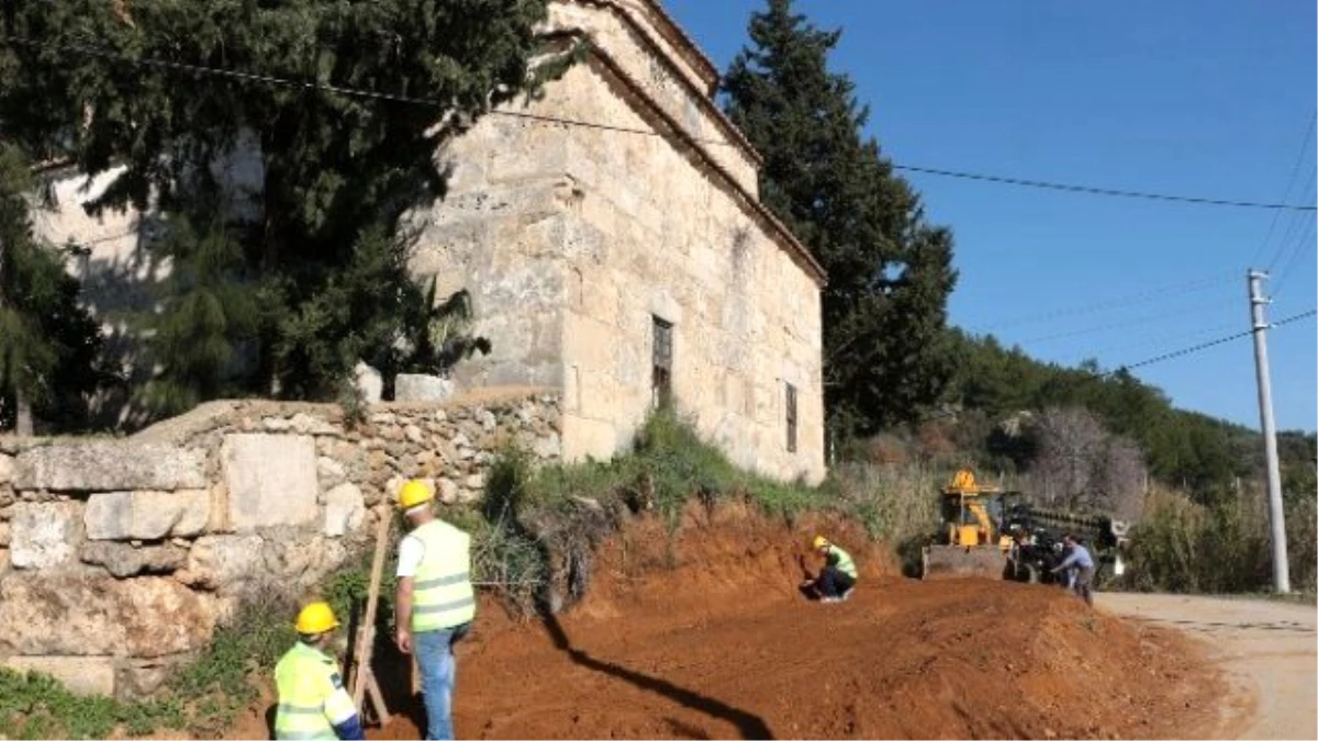 Tarihi Cami Restore Ediliyor