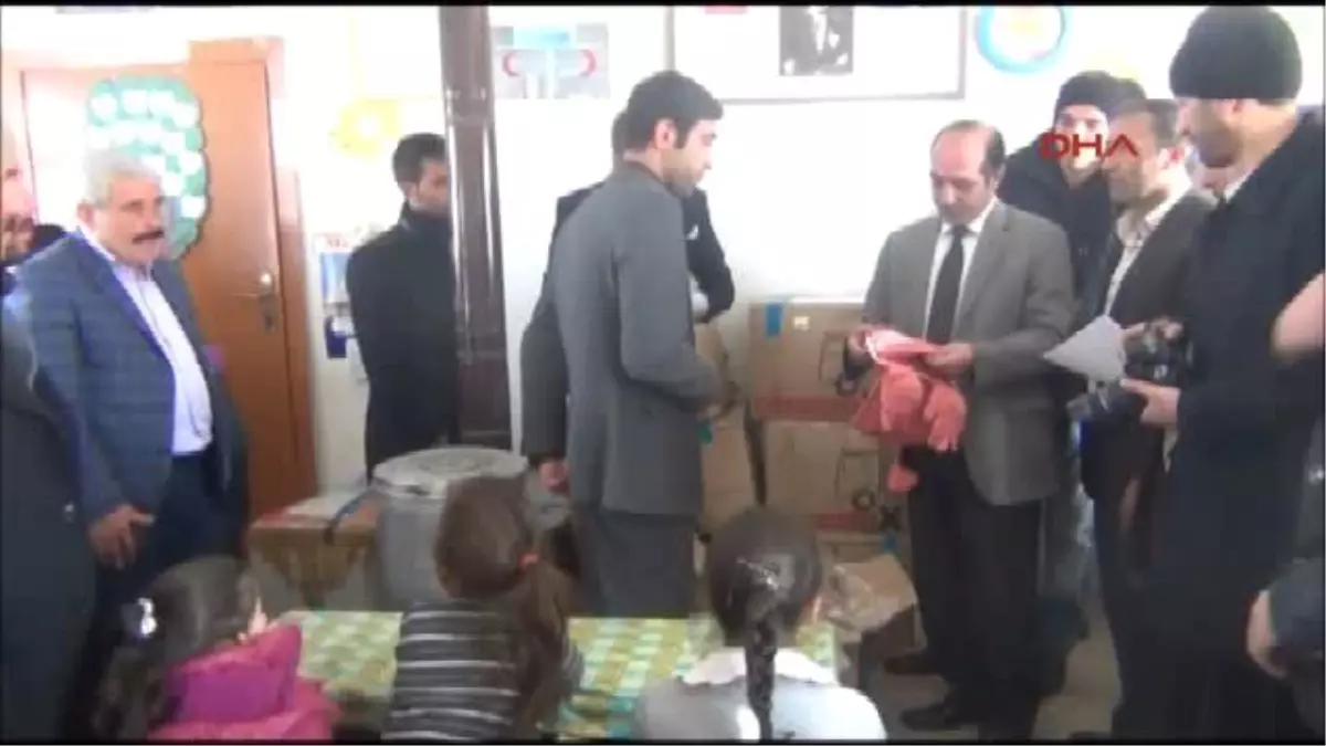 Van İran Sınırındaki Öğrencileri Sevindiren Yardım
