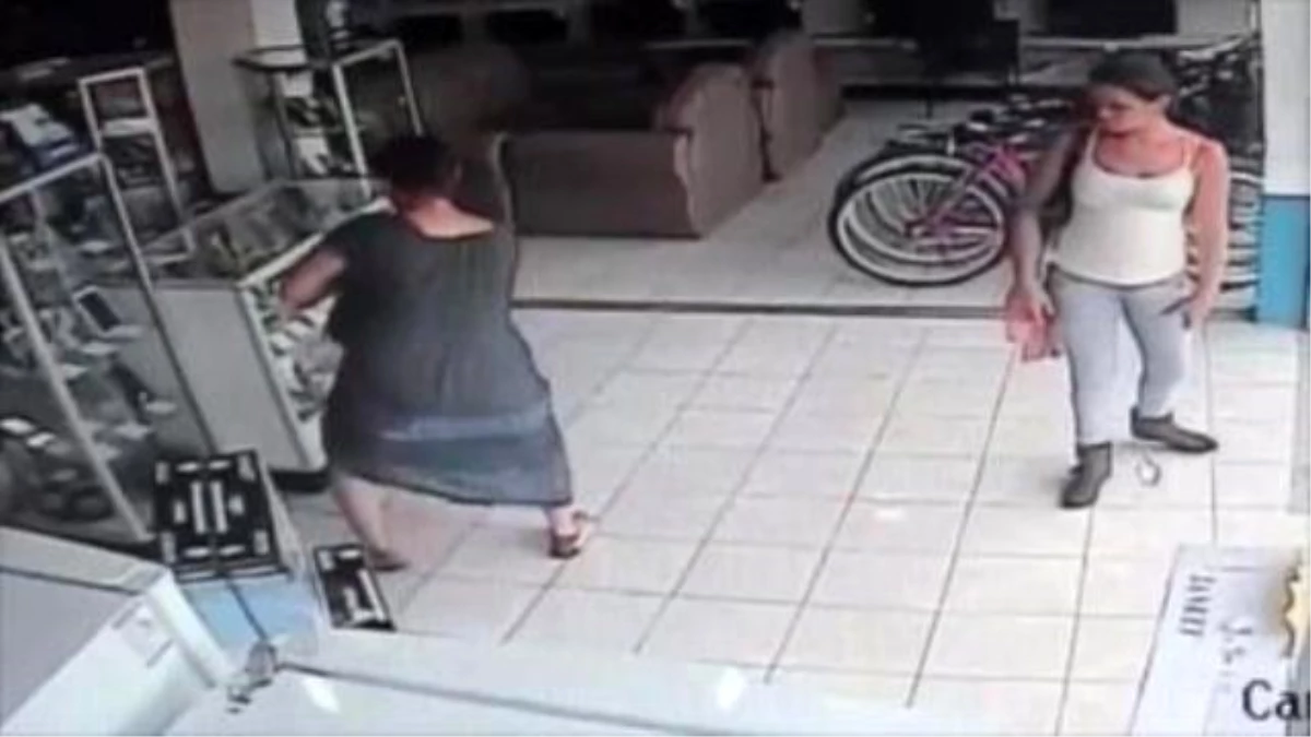 Vıdeo: Woman Steals Tv Under Her Skirt İn Only 13 Seconds