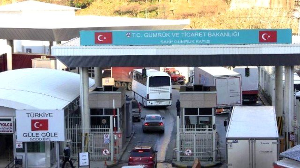 Akaryakıt Fiyatlarındaki Düşüş Sarp Sınır Kapısı\'ndaki Araç Trafiğini Rahatlattı