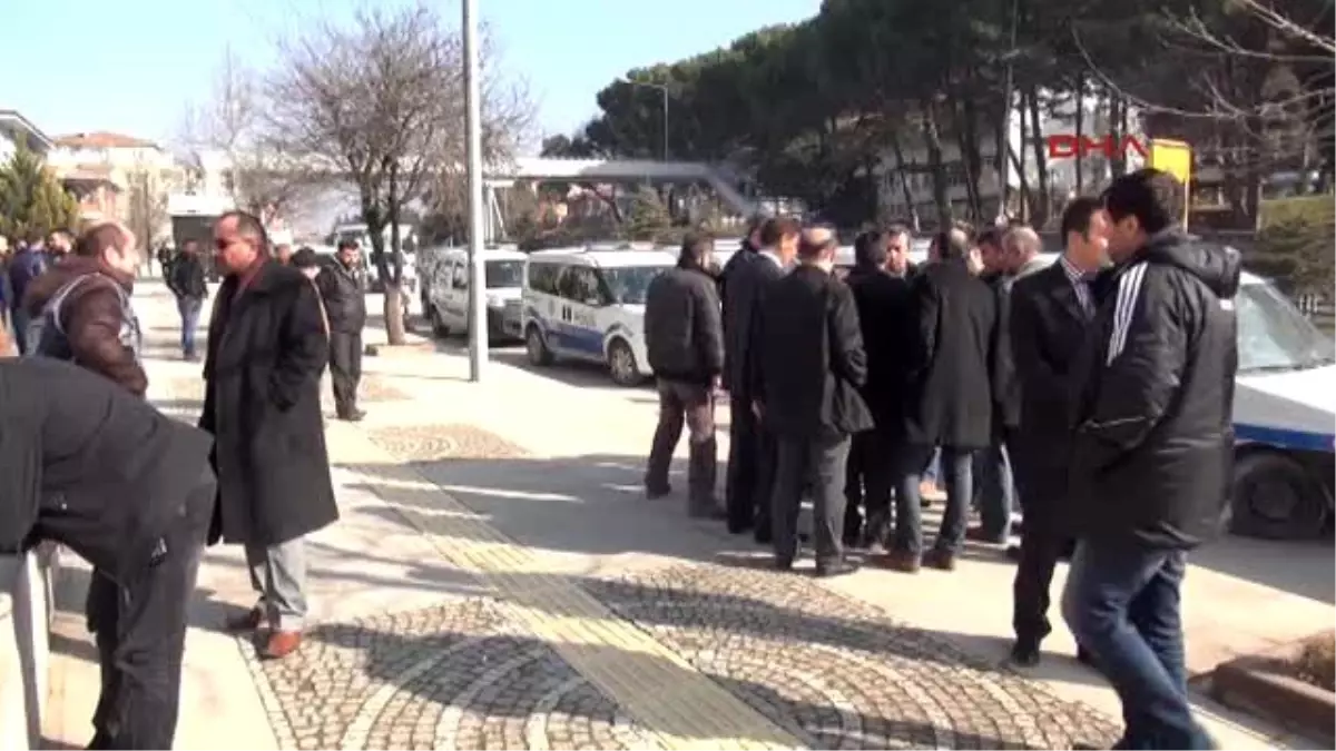 Adliye Önünde Silahlı Kavga: 1\'i Polis, 4 Yaralı