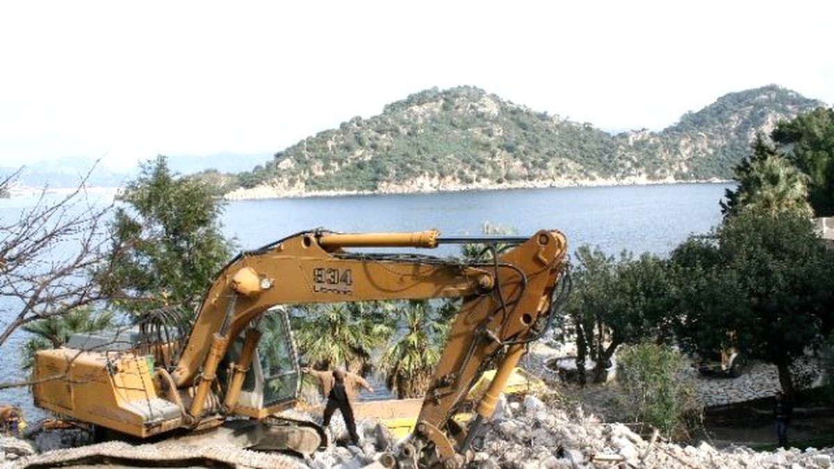 Atıl Bırakılan Gizli Cennet Yıkılıyor