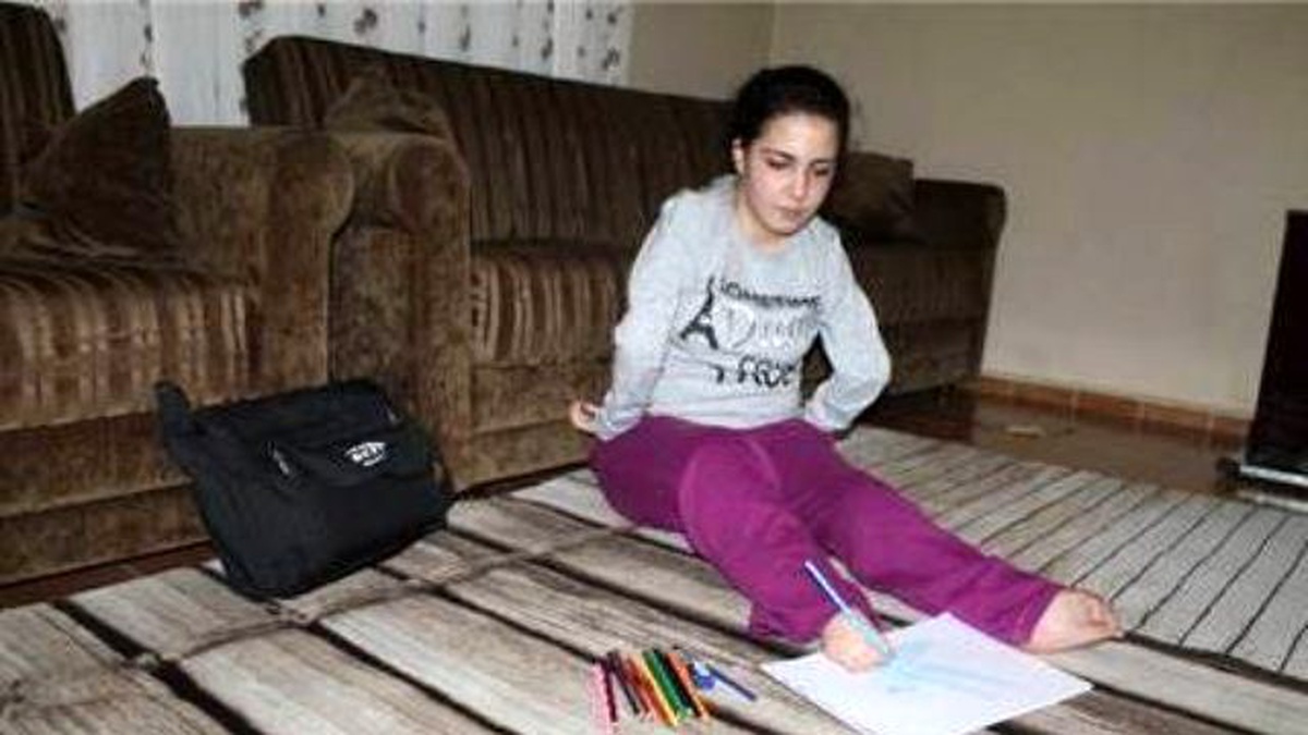 Ayağıyla Resim Yaparak Hayata Tutunuyor