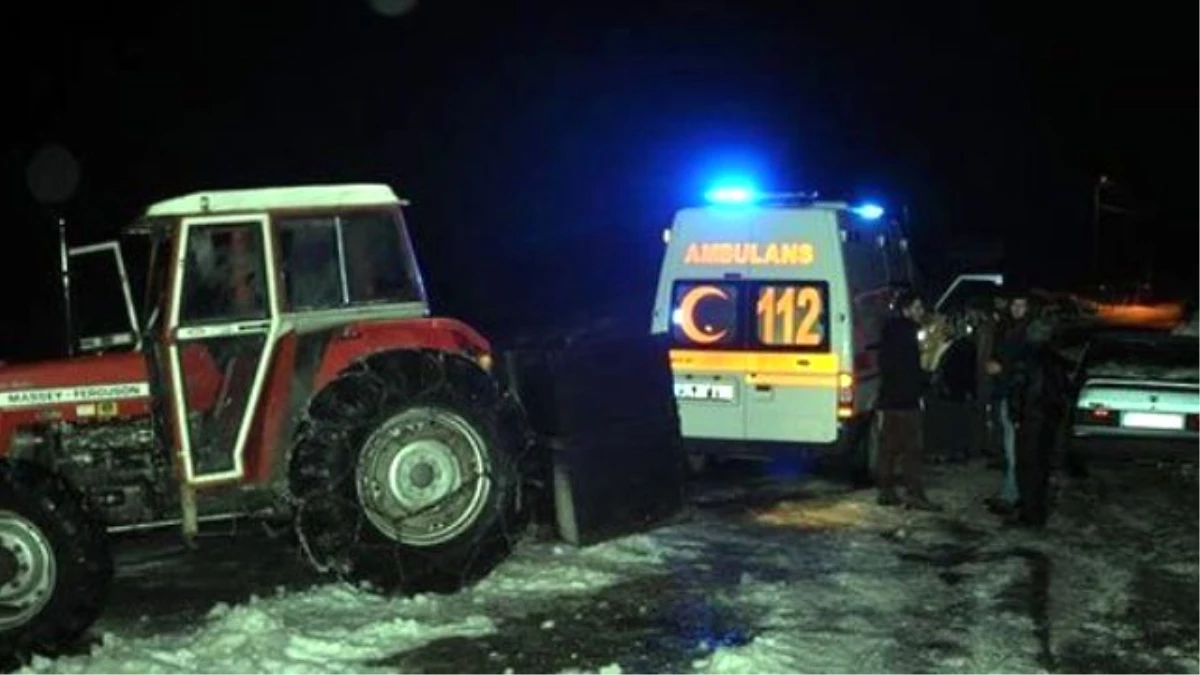 Bartın\'da Hastayı Traktör ile Ambulansa Taşıdılar