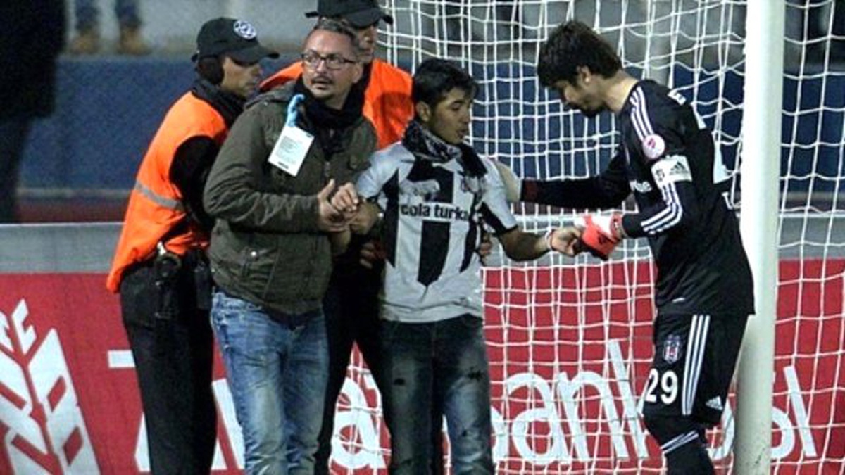 Beşiktaş Maçında Sahaya Giren Taraftar Futbolcu Olmak İstiyormuş (2)