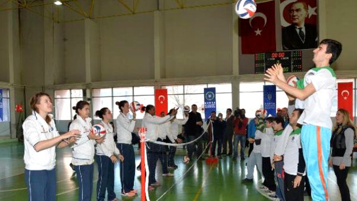 Bursa Büyükşehir Belediyesporlu Voleyculardan Engelli Sporculara Moral Desteği