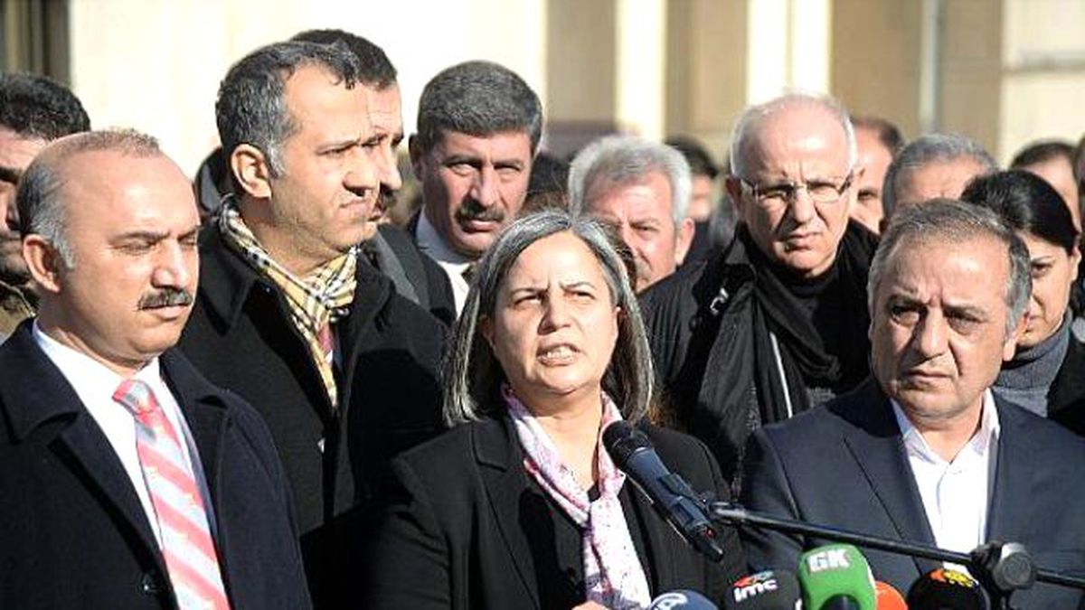 Diyarbakır\'da Belediye, Dedaş\'ın Girişini Kanal Kazıp Kapattı