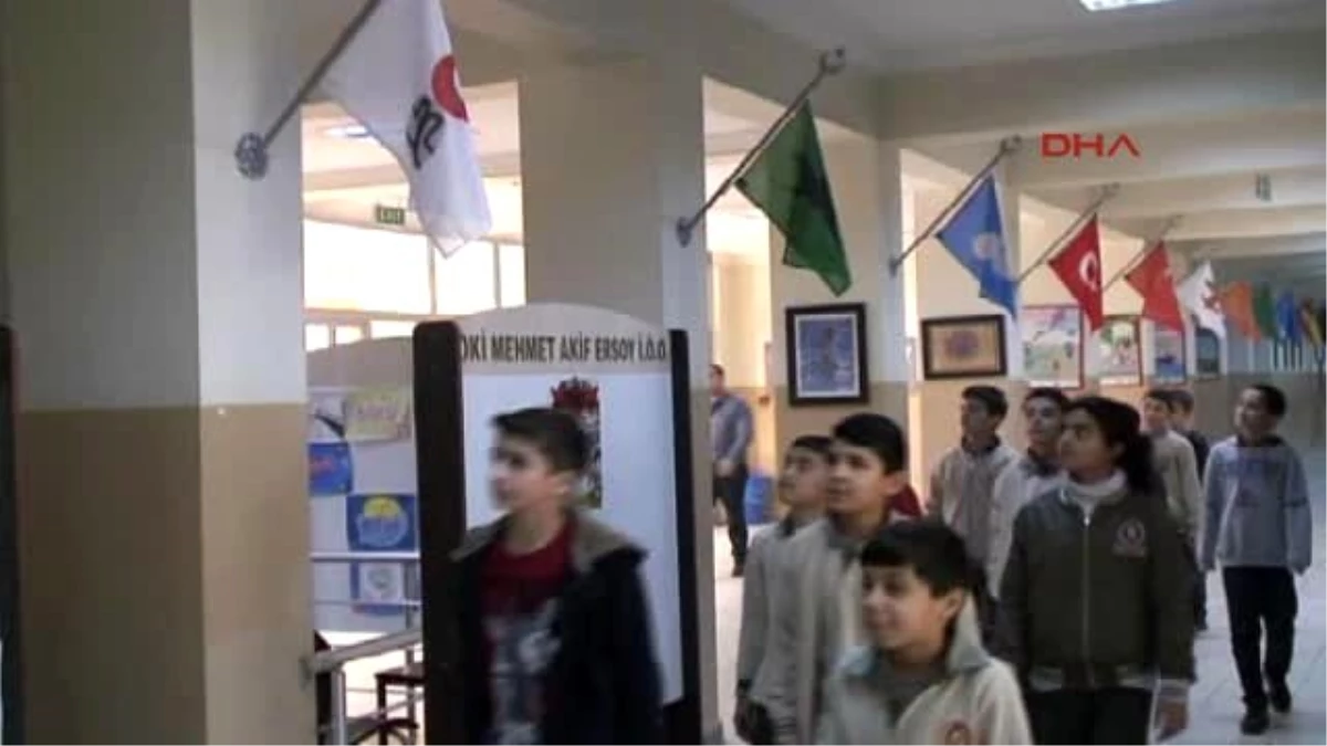 Düzce 16 Türk Devletinin Bayrakları Okul Koridorunda Dalgalanıyor