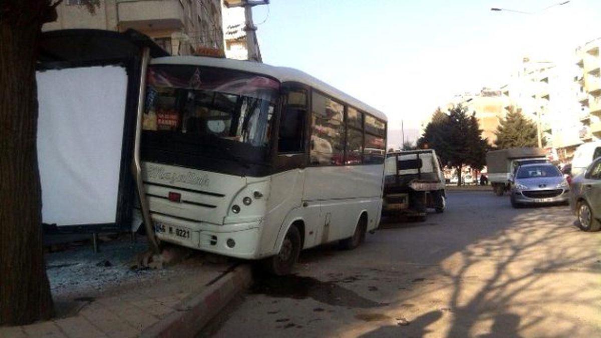 Freni Patlayan Otobüs Durağa Daldı