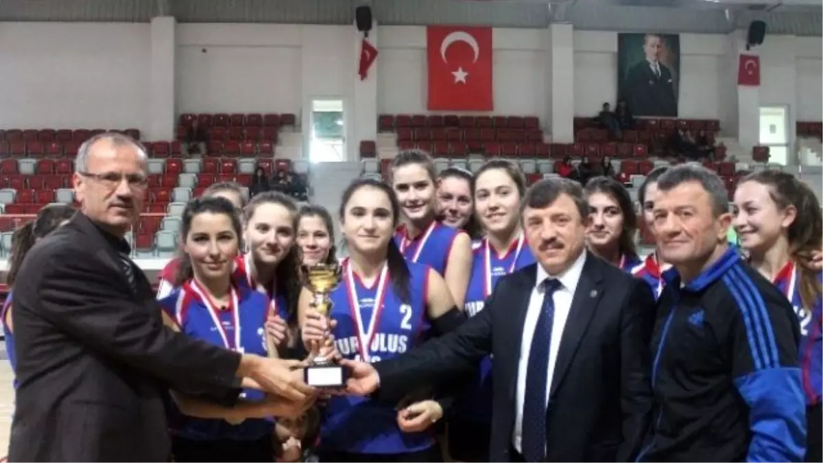 Genç Kızlar Voleybolda Kupalar Sahiplerini Buldu