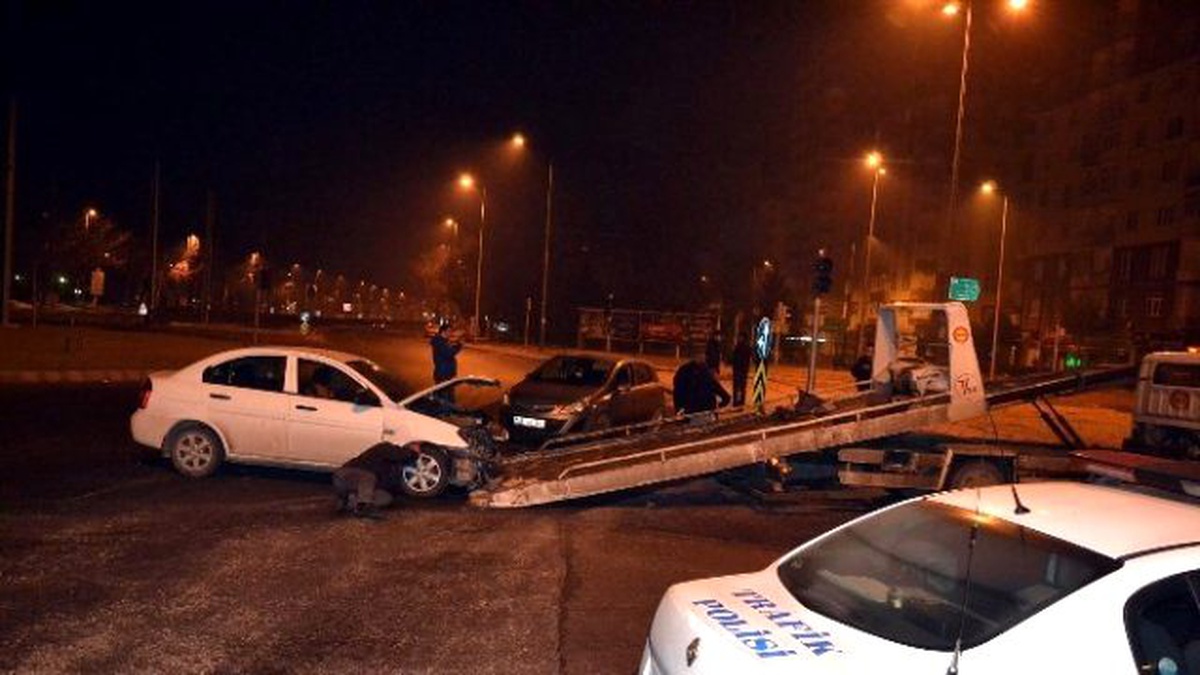 Kayseri\'de İki Otomobil Çarpıştı: 1 Yaralı