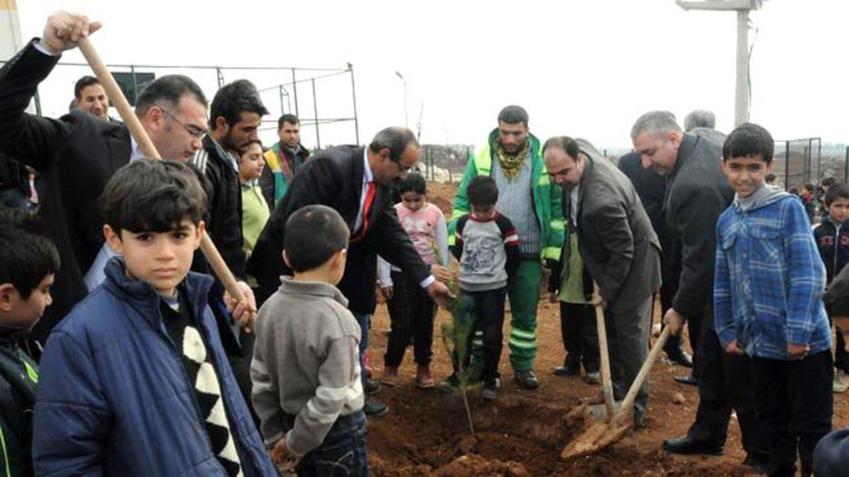 Karaköprü\'de Ağaç Dikme Dönemi
