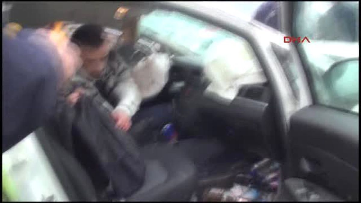 Kütahya\'da Otomobiliyle Halk Otobüsüne Arkadan Çarpan Sürücü Yaralandı