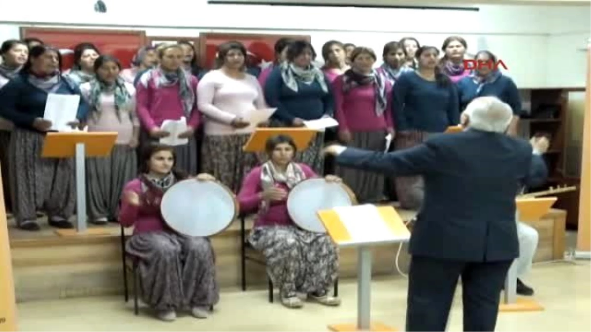 Mersin Roman Kadınlar Türk Halk Müziği Korosu Kurdu