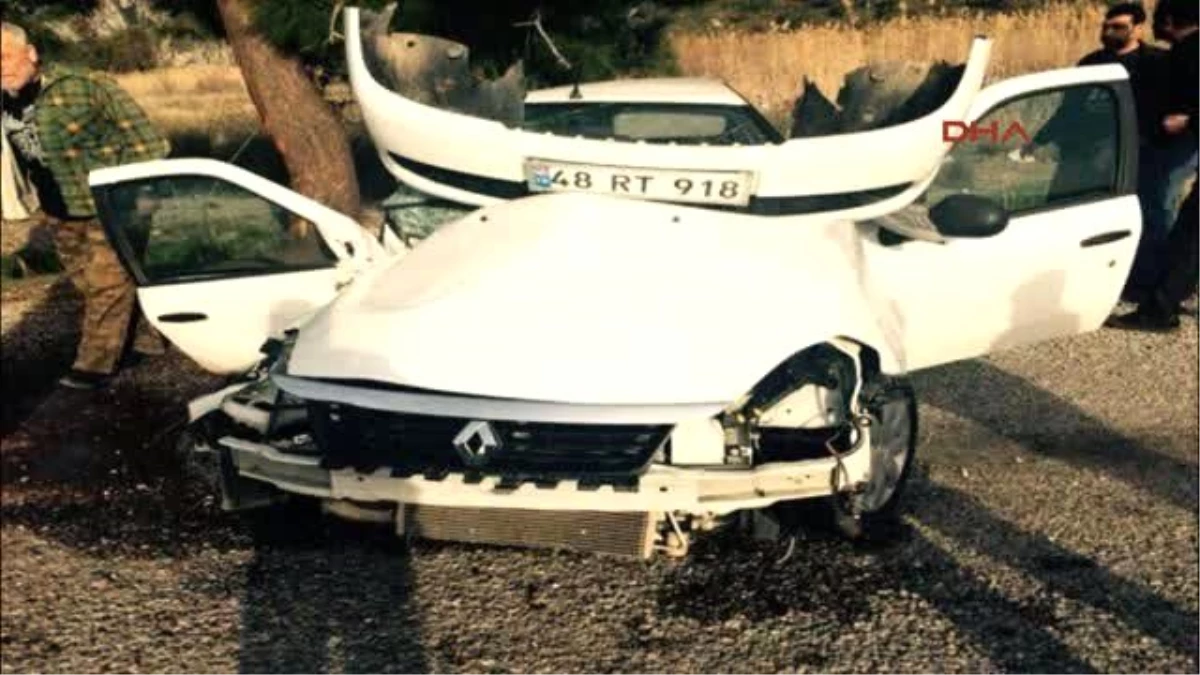 Ortaca Çam Ağacına Çarpan Otomobildeki 2 Kişi Yaralandı