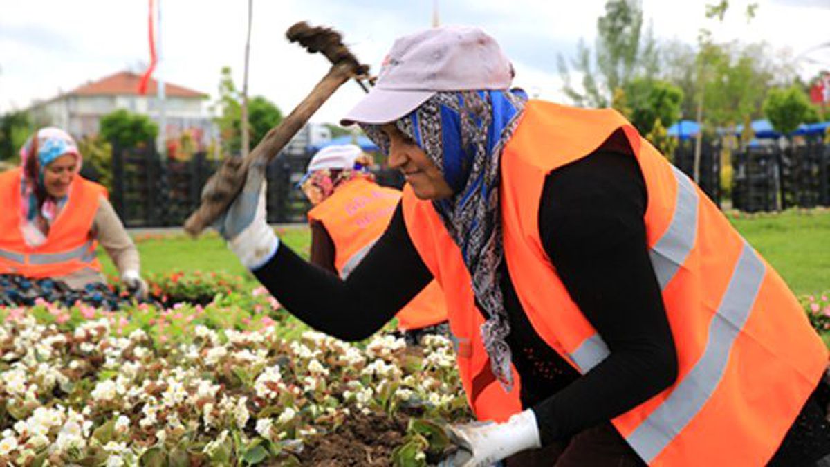 Park ve Bahçeler Müdürlüğü Çalışıyor Gölbaşı Güzelleşiyor