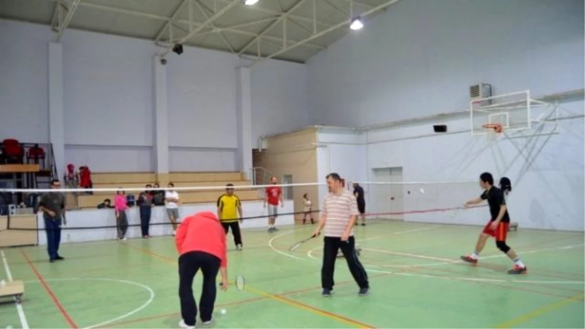 Selendi\'de Yetişkinler Badminton Kursu