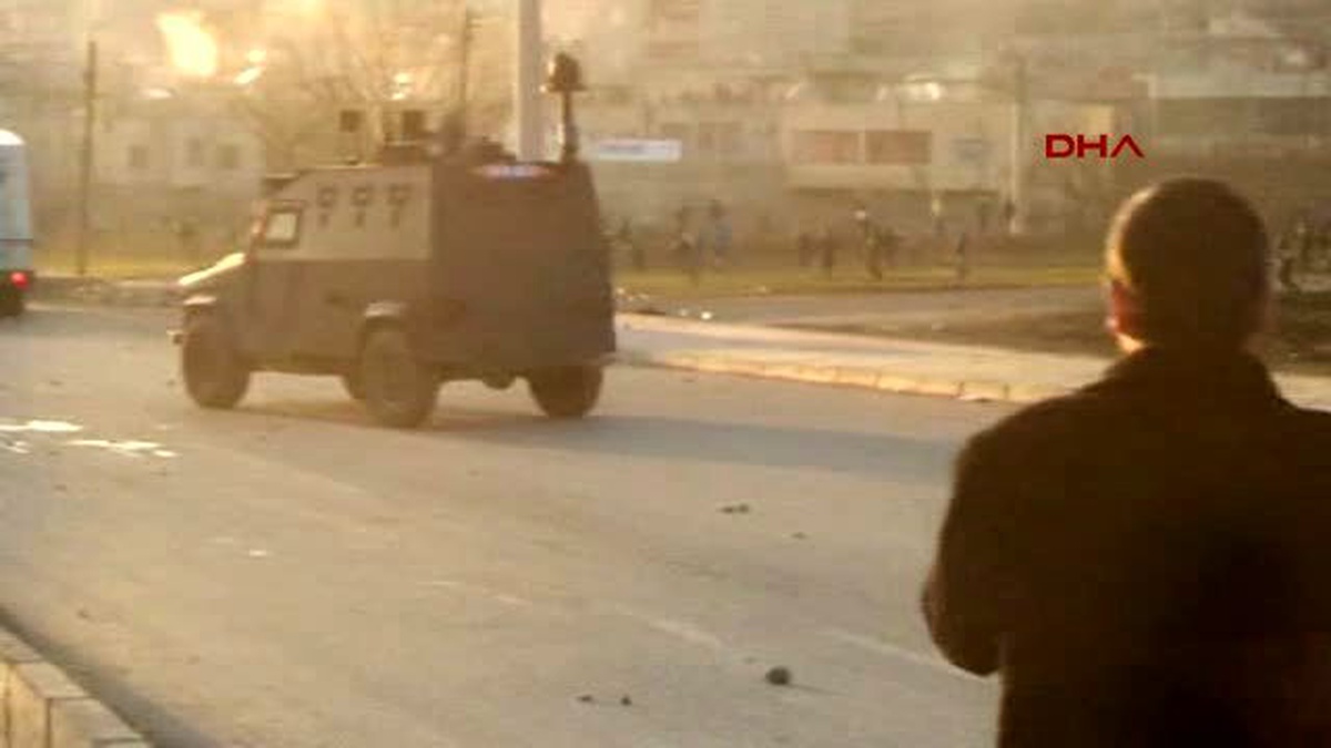 Siirt\'te Yol Kapatmak İsteyen Gruba Müdahale: 15 Kişi Gözaltında