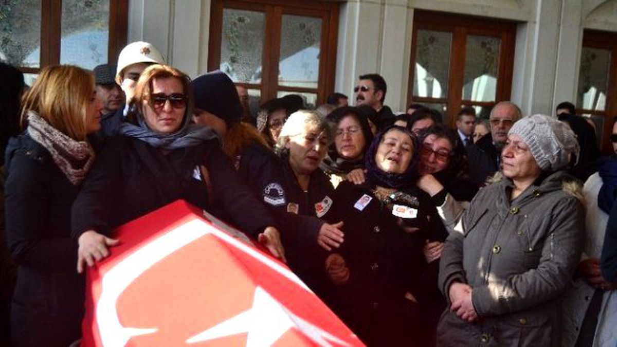 Silahla Vurulmuş Halde Bulunan Polis Memuru Son Yolculuğuna Uğurlandı