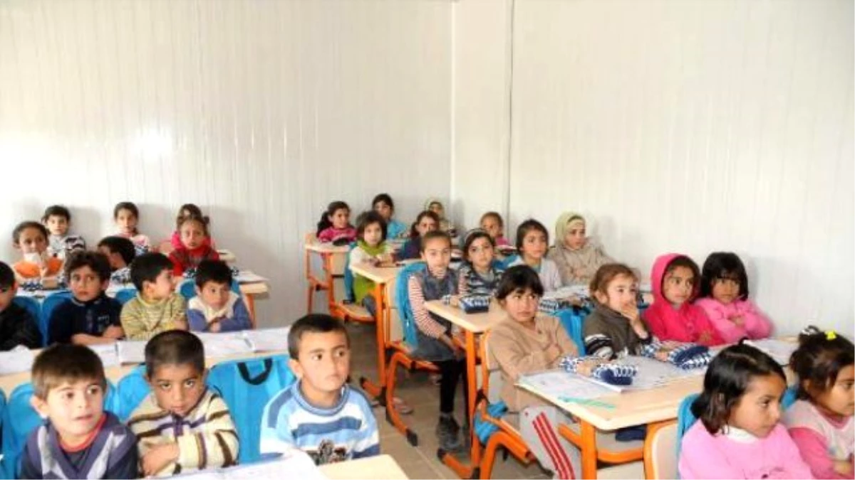 Akçakale\'de Suriyeli 8 Bin Öğrenciye Kıyafet Yardımı Yapıldı