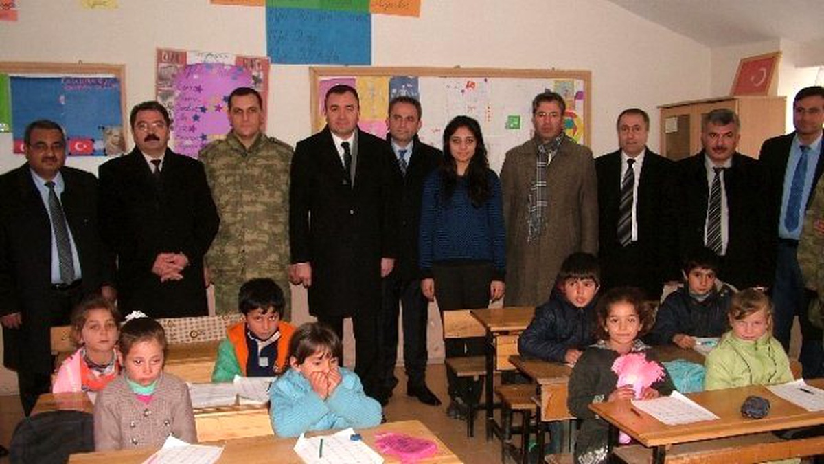 Tuşba Kaymakamı Sarı ve Kurum Amirlerinden Karne Öncesi Derebey İlkokuluna Ziyaret