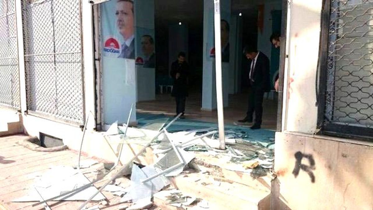 Ak Parti Binasına Bombalı Saldırı